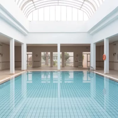 Une piscine couverte lumineuse, baignée de lumière naturelle grâce à sa verrière, idéale pour nager toute l'année.