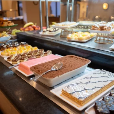 Une sélection gourmande de pâtisseries et desserts variés, pour terminer le repas sur une note sucrée.