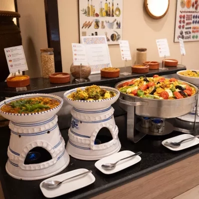 Un buffet de spécialités traditionnelles mijotées, servies dans des tians en terre cuite pour une touche authentique.