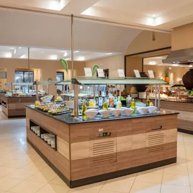 Un îlot de buffet dédié aux salades et entrées fraîches, coloré et généreusement garni.