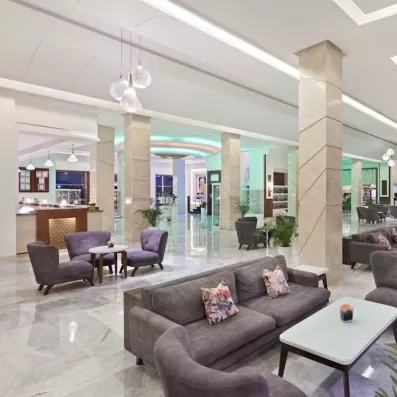 la réception de l'hôtel avec canapés, fauteuils et tables basses