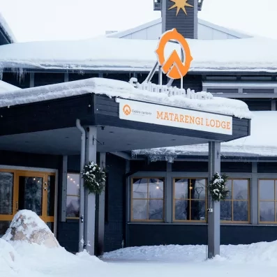 Façade enneigée et entrée du Matarengi Lodge, hôtel en Laponie suédoise