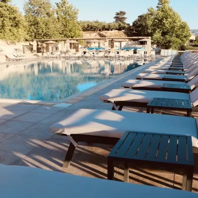 Vue de la piscine extérieur avec transats.