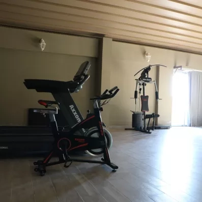 Salle de fitness avec machines de musculations.