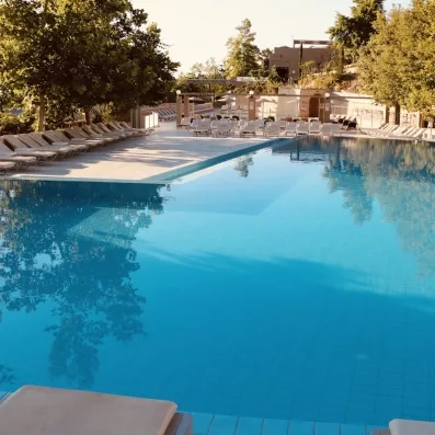Vue de la piscine extérieur bleu.