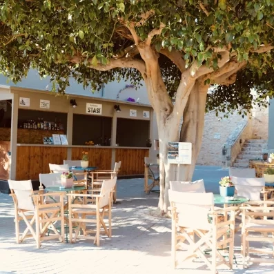 Snack de restauration à l'extérieur avec tables et chaises.