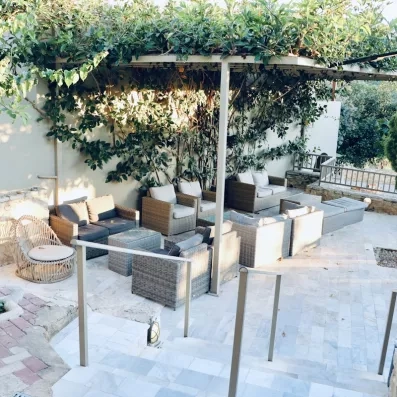 Vue de l'extérieur de l'hôtel avec mobilier de jardin.