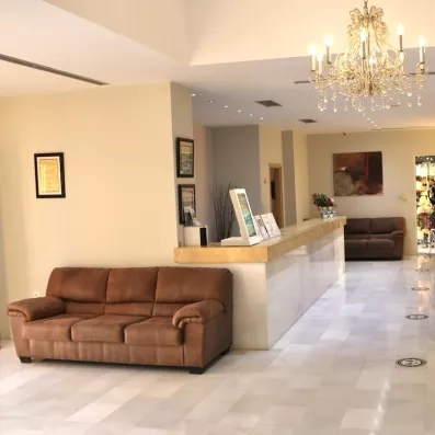 Hall de réception avec comptoir et fauteuils.