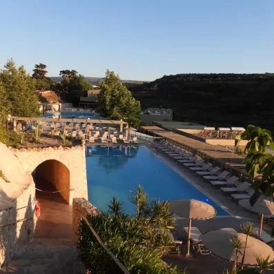 Piscine extérieur avec transats et végétations.