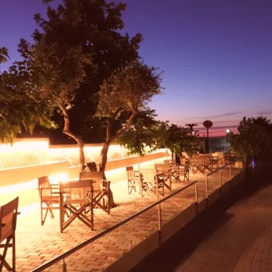 Terrasse vue de nuit avec espace de restauration.