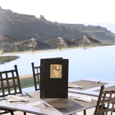 Table de restaurant dressé au bord de la mer.