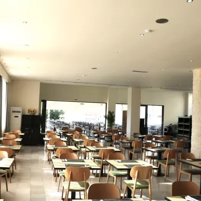 Grande salle intérieur de restaurant avec veranda.