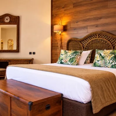 Chambre chaleureuse au style naturel, avec tête de lit tressée élégante