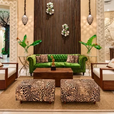 Salon élégant avec canapé vert et décor naturel raffiné et chaleureux