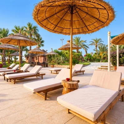 des transats et parasols sur la plage