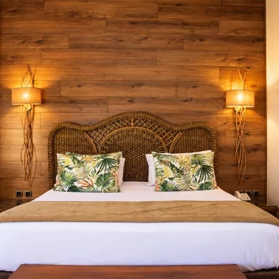 Chambre chaleureuse avec tête de lit tressée et décoration bois exotique
