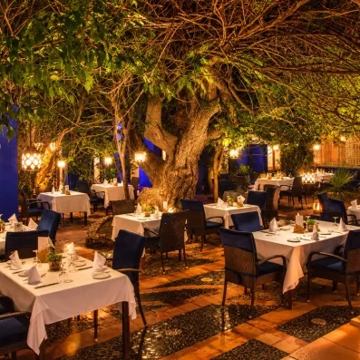 tables de restaurants dressées la nuit en extérieur