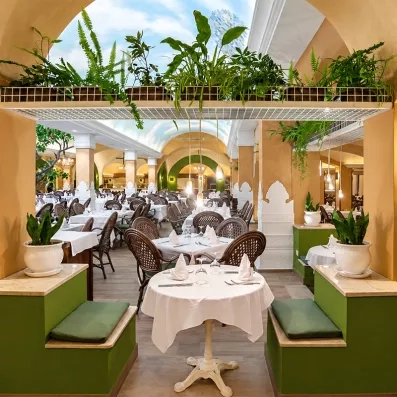 Grande salle de restauration lumineuse et moderne pour les repas de vacances au Mondi Club Shems.