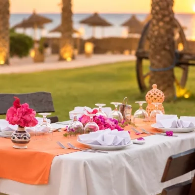 Table dressee en terrasse face a la mer au restaurant du Mondi Club Aladin Djerba tout inclus