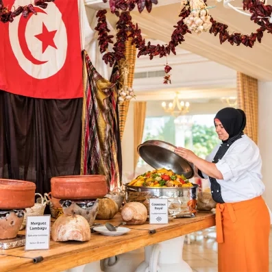 Service du couscous royal traditionnel tunisien au buffet du Mondi Club Aladin Djerba