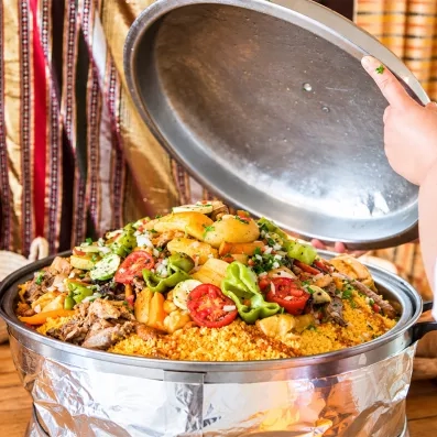 Plat de couscous tunisien traditionnel aux legumes au restaurant tout inclus Aladin Djerba
