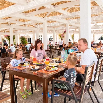 Repas en famille sous la terrasse couverte du restaurant Mondi Club Aladin Djerba tout inclus