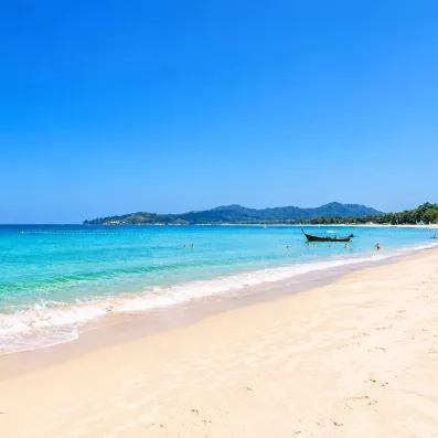 plage de sable blanc et eau turquoise