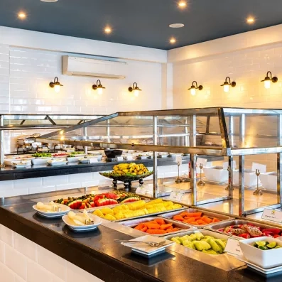 Un buffet varié et coloré avec une large sélection de produits frais et de plats préparés.