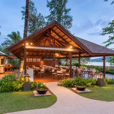 Restaurant extérieur en bois