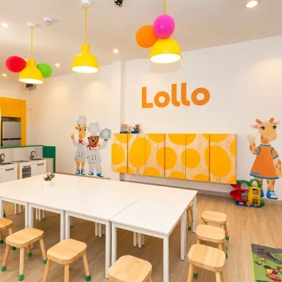 Une salle d'activités lumineuse et colorée pour les jeunes enfants.