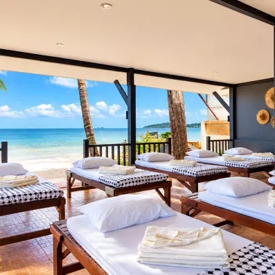 Un salon de massage avec deux tables confortables pour des soins de relaxation.