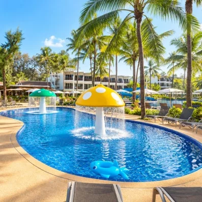 Une piscine extérieure avec des jeux d'eau pour enfants.