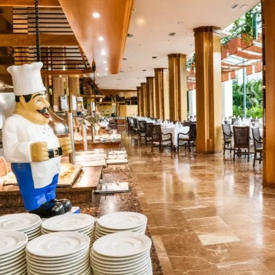Un grand buffet à volonté dans la salle de restauration 