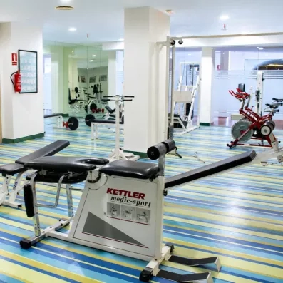 Une salle de sport équipée de vélos et de machines de musculation modernes.