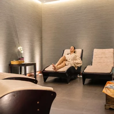 Une salle de repos paisible, disposant de confortables chaises longues pour se détendre.