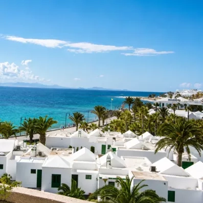 Une vue panoramique sur la mer ainsi que des maisons blanche