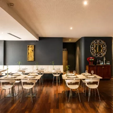 Un restaurant à la carte avec des tables dressées