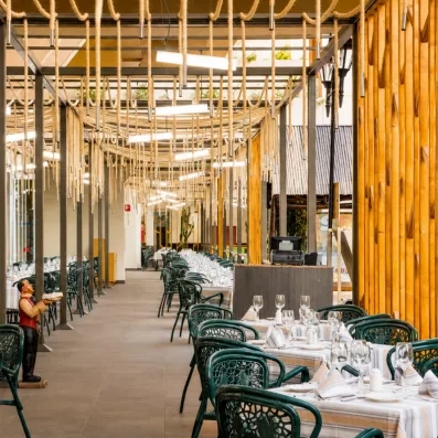 Un espace de restauration original avec des tables dressées de nappes blanches.
