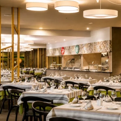 Un restaurant intérieur chaleureux décoré de multiples suspensions circulaires créant une ambiance feutrée.
