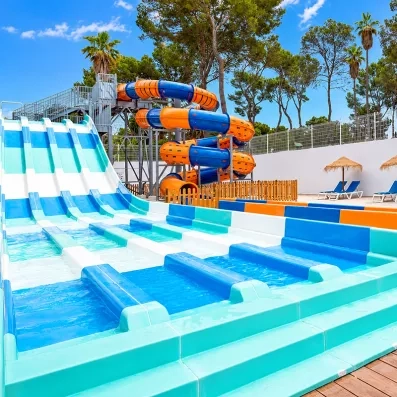 espace aquatique avec différents toboggans 