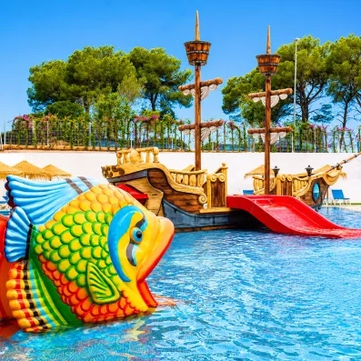 bassin aquatique pour enfant avec toboggan et jeux 