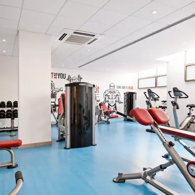 salle de fitness avec machines de muscultaions
