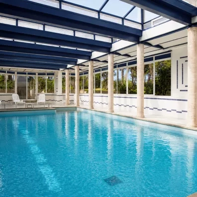 grande piscine intérieure couverte