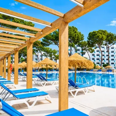 piscine extérieur avec des transats
