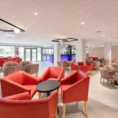 espace de repos avec canapé au sein du hall d'entrée 
