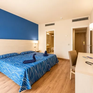 une chambre avec un grand lit double
