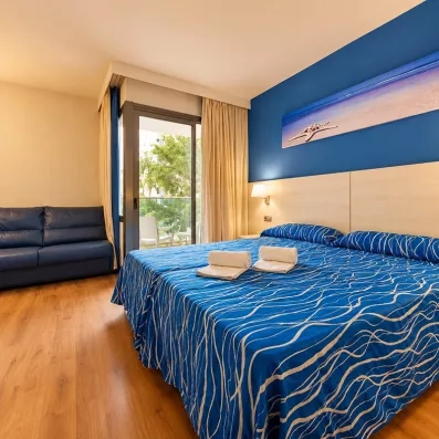 chambre avec lit double et balcon
