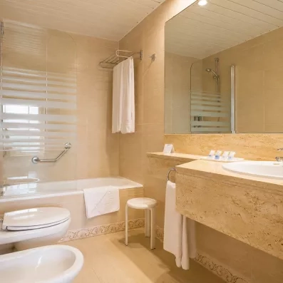 salle de bain avec baignoire
