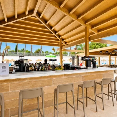 snack extérieur en bois avec tables et chaises hautes