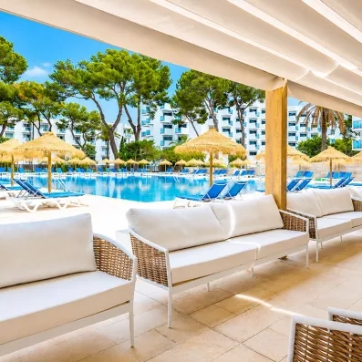 canapés extérieur au bord de la piscine pour boire un verre